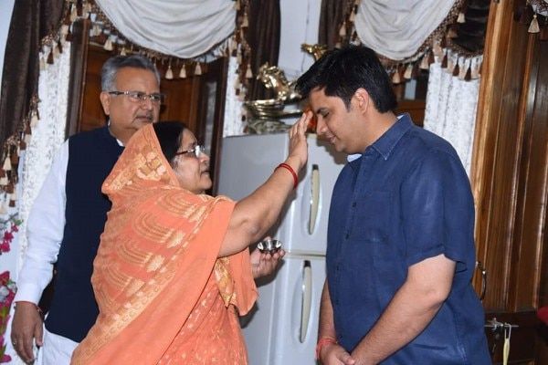 डॉक्टर रमन सिंह के सांसद बेटे अभिषेक सिंह पर आरोप लगे कि उनका भी नाम पनामा पेपर्स की लिस्ट में शामिल है.