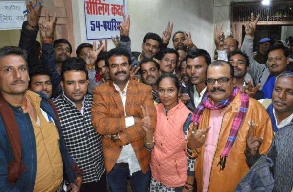 जीत के बाद समर्थकों के साथ रामबाई.