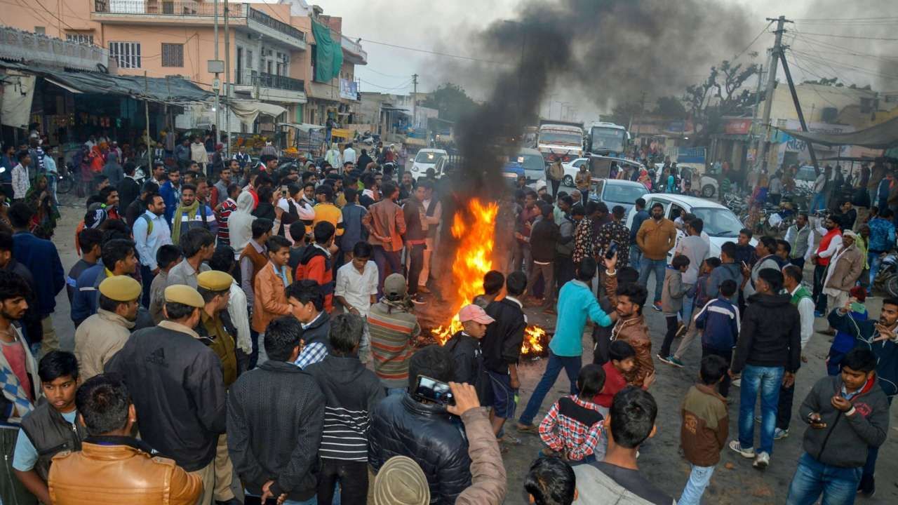 सचिन पायलट को मुख्यमंत्री ना बनाने का विरोध में आगजनी करते कांग्रेस कार्यकर्ता. 