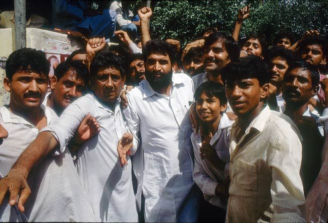 1990 में घर के बाहर प्रदर्शन करते सज्जन कुमार