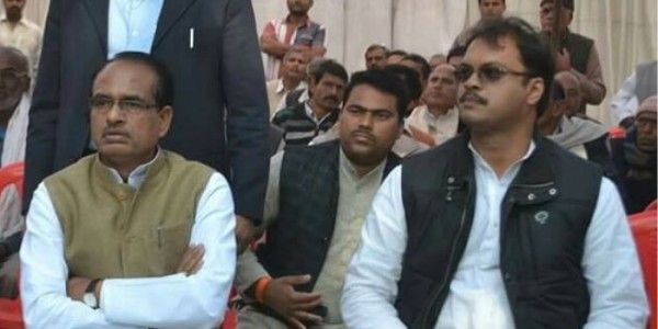 शरदेन्दु त्रिपाठी लगातार तीसरी बार अजय से भिड़ रहे हैं.