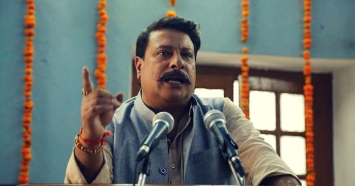 फिल्म 'रंगबाज' के एक दृश्य में तिगमांशु धूलिया. घूलिया का किरदार फिल्म में राम शंकर तिवारी नाम के नेता का रोल कर रहे हैं.