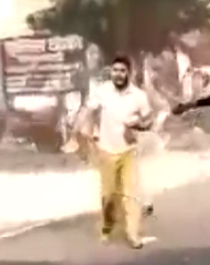 ये भी उसी वायरल वीडियो का एक फ्रेम है. 