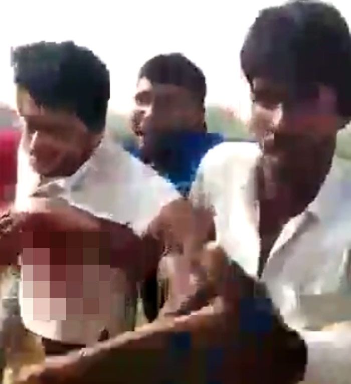 ये फ्रेम देखिए. सफेद टी शर्ट और खाकी पैंट पहने इस लड़के को गोली लग गई है. गोली सीने पर लगी है. 