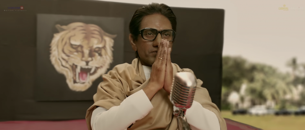 फिल्म ठाकरे का एक सीन जिसमें नवाज़ुद्दीन, बालासाहेब ठाकरे की अवतार में दिख रहे हैं.