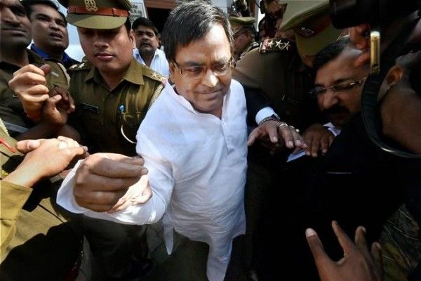 गायत्री फिलहाल जेल में हैं.