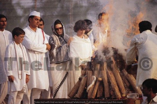 31 अक्टूबर, 1984 को प्रियंका की दादी इंदिरा की हत्या कर दी गई. इसके बाद राहुल और प्रियंका अगले तीन साल तक घर में ही रहे. पढ़ाई-लिखाई भी घर में ही हुई.