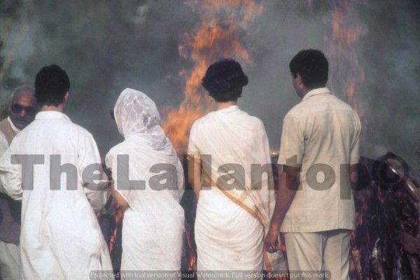 21 मई, 1991 को राजीव गांधी की भी हत्या कर दी गई. इसके बाद गांधी परिवार सक्रिय राजनीति से कुछ समय के लिए दूर हो गया.