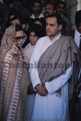 1984 में उनके पिता राजीव पीएम बने. 1989 तक वो पीएम रहे. प्रियंका गांधी ने जीसस मैरी कॉलेज से पढ़ाई की.