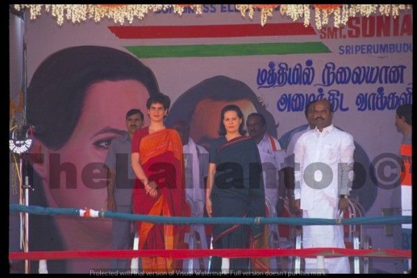 1998 में सोनिया राजनीति में सक्रिय हो गईं. सोनिया के साथ प्रियंका रैलियों में दिखाई देने लगीं. राहुल इस टाइम पर विदेश में थे.