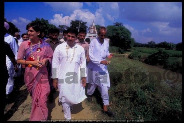 2004 में राहुल राजनीति में आए और प्रियंका की राजनीति बस अमेठी और रायबरेली तक सिमट गई. वो बस इन दो सीटों पर ही प्रचार करती थीं.