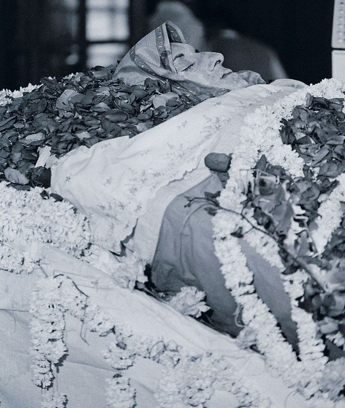 इंदिरा गांधी जब मारी गईं, तब वो PM पद पर थीं. उनकी हत्या के एक साल बाद SPG बनाया गया. ये इंदिरा का शव है (फोटो: इंडिया टुडे आर्काइव्ज)