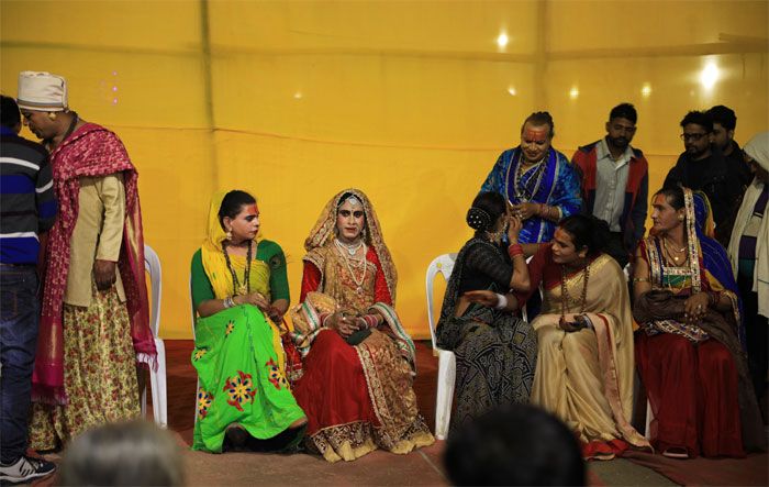 ये महफिल है. लोग लाइन बनाकर आशीर्वाद ले रहे हैं (फोटो: निमाई दास, The Lallantop)