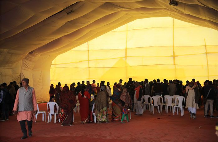 संगीत लगातार बज रहा है. बीच-बीच में डांस भी हो रहा है. डांस वाले गाने फिल्मी हैं (फोटो: निमाई दास, The Lallantop)