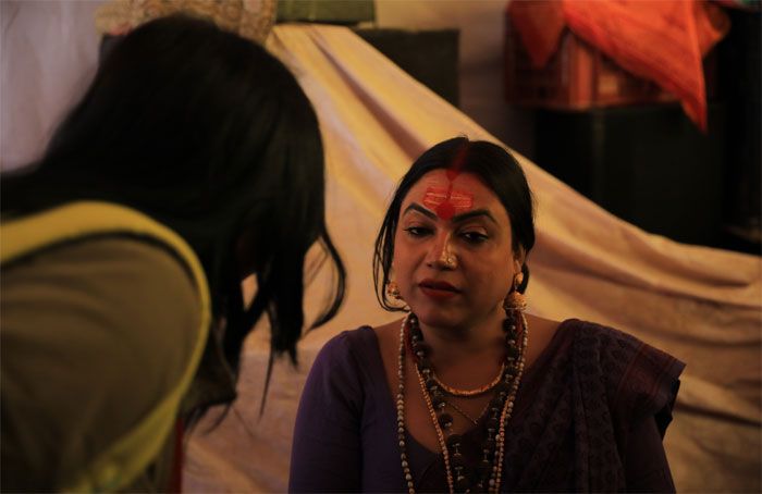 बाकी किन्नर बात करने को राजी नहीं. उनका जवाब है, जब लक्ष्मी बात करेंगी तब ही हम बात करेंगे. ये सेल्फी लेने की ड्यूटी पर हैं (फोटो: निमाई दास, The Lallantop)