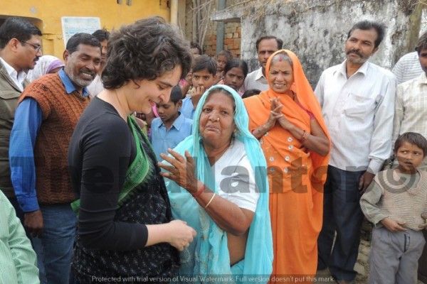 प्रियंका अब तक पर्दे के पीछे रहकर कांग्रेस का काम देख रही थीं. लेकिन अब उन्हें महासचिव बनाकर पूर्वी यूपी का प्रभारी बनाया गया है. उन्हें अच्छा स्पीकर माना जाता है. साथ ही कहा जाता है कि उनका स्वभाव इंदिरा गांधी से मिलता है. इसलिए कांग्रेस ने उन्हें अब मैदान में उतार दिया है.