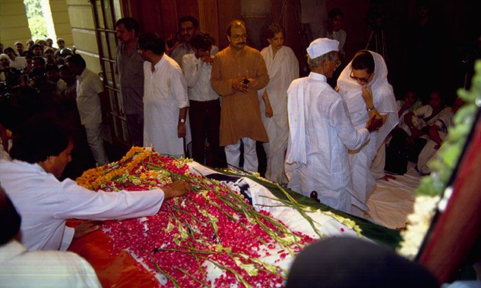 ये राजीव के शरीर के टुकड़े रखे हैं. पास में सफेद साड़ी पहने सोनिया हैं. राजीव की हत्या के बाद SPG ऐक्ट में बदलाव किया गया था (फोटो: इंडिया टुडे आर्काइव्ज़)