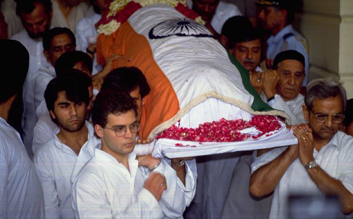 ये राहुल हैं, राजीव की अर्थी को कांधा देते हुए. गांधी परिवार के दो सदस्यों की हत्या हुई. इसी वजह से इस परिवार की सुरक्षा को बेहद जरूरी माना गया (फोटो: इंडिया टुडे आर्काइव्ज़)