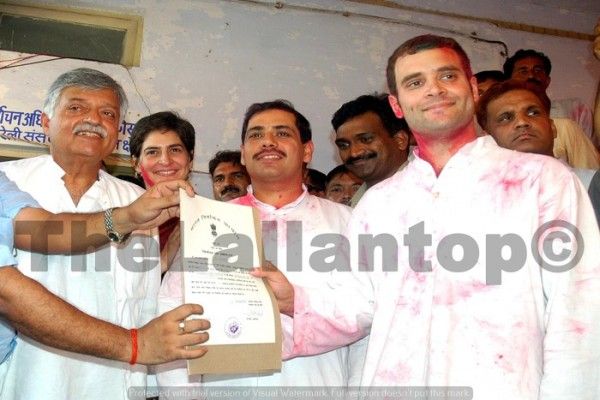 लाभ के पद के मामले में चलते 2006 में सोनिया ने इस्तीफा देकर रायबरेली से उपचुनाव लड़ा. इस चुनाव का जिम्मा राहुल और प्रियंका के जिम्मे ही था. सोनिया आसानी से ये चुनाव जीती थीं.