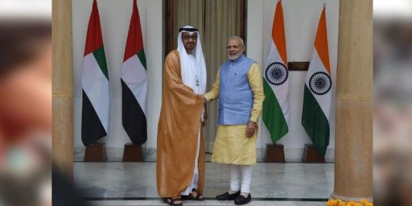 बात तब की है जब क्राउन प्रिंस भारत आए थे. मोदी और क्राउन प्रिंस दोनों खड़े होकर हाथ मिला रहे हैं.