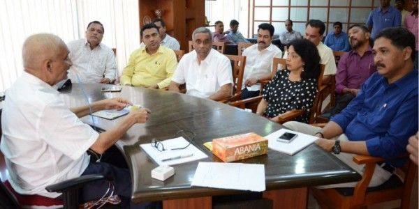 कैबिनेट की मीटिंग के दौरान मुख्यमंत्री पर्रिकर