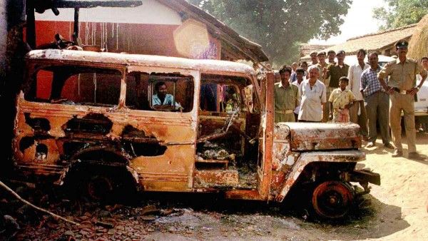 ग्राहम स्टेंस और उनके बेटे जान बख्श देने की गुजारिश करते रहे. मगर भीड़ ने उनको जला डाला. फोटो. रायटर्स.