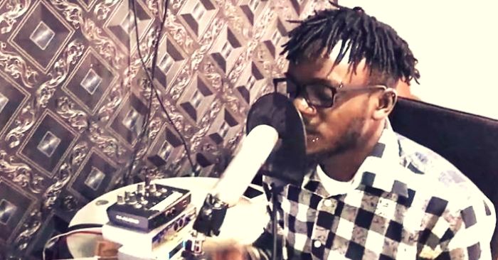 स्टूडिया में गाना रिकॉर्ड करते सैमुअल. फोटो- यूट्यूब स्क्रीनग्रैब.