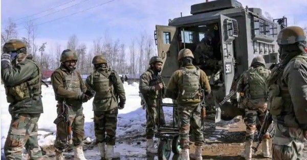 अर्धसैनिक बल सेना के कदम से कदम मिलाकर काम करते हैं. फोटो. पीटीआई.