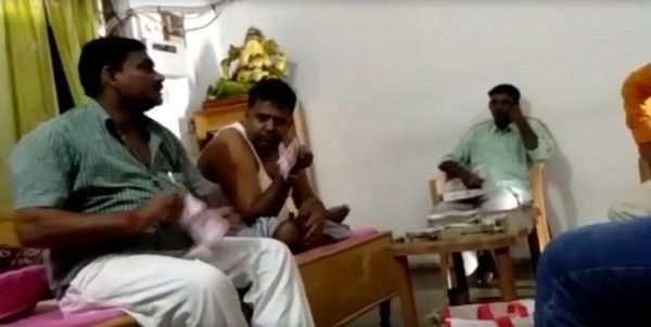 कथित वीडियो जिसमें बनियान पहने व्यक्ति सांसद के भाई बताए जा रहे हैं