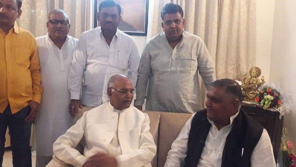 राष्ट्रपति रामनाथ कोविंद के साथ सांसद देवेंद्र सिंह और पीछे उनके भाई राजेंद्र.