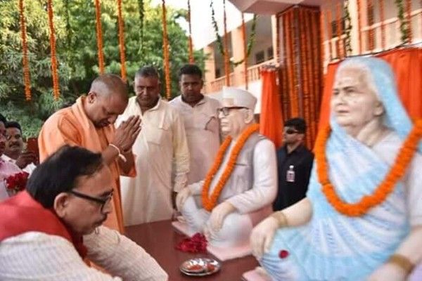 यूपी के मुख्यमंत्री योगी आदित्यनाथ और अध्यक्ष महेंद्रनाथ पांडेय के साथ सांसद और उनके भाई राजेंद्र.