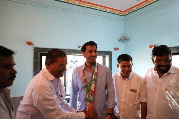 कार्यकर्ताओं के साथ पार्थ पवार.