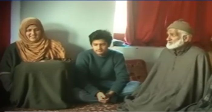 ये तब की फोटो है, जब ग़ालिब ने 10वीं की परीक्षा पास की थी. तस्वीर में बांई तरफ ग़ालिब की मां हैं, दाहिनी ओर उसके नाना. ग़ालिब इतिहास में MA अपने नाना को अपनी प्रेरणा मानता है (फोटो: इंडिया टुडे) 