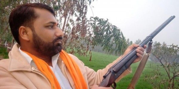 इन्होंने तथाकथित गुरुकल भी खोल रखा है, जहां शस्त्र और शास्त्र दोनों की शिक्षा देते हैं. 