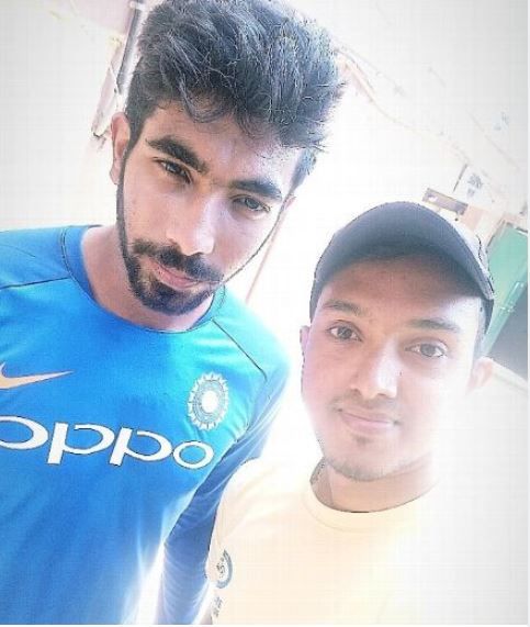 जसप्रीत बुमराह के साथ महेश कुमार.