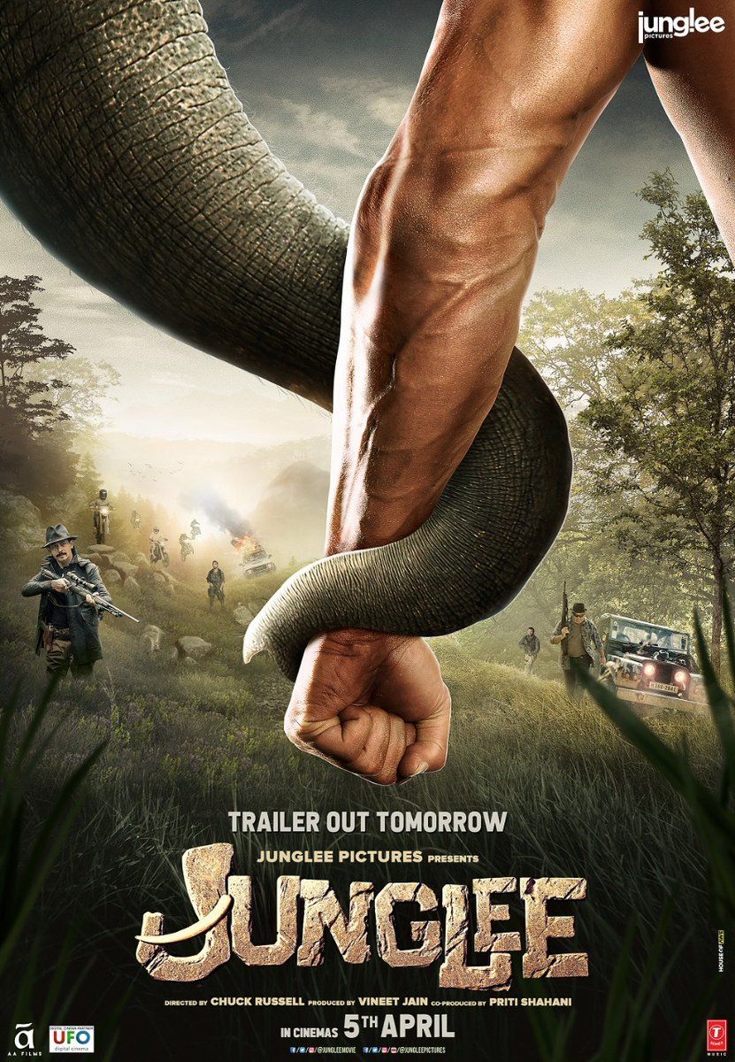 फिल्म के पहले पोस्टर में हाथी और उसके साथी के अलावा कई शिकारी भी नज़र आ रहे हैं, जो फिल्म के बारे में ऑलमोस्ट सबकुछ बता दे रहे हैं.