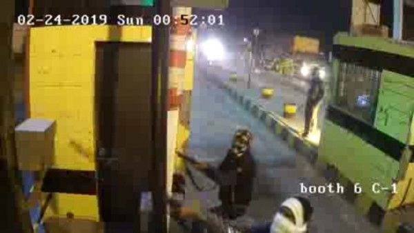 फायरिंग करते बदमाश.