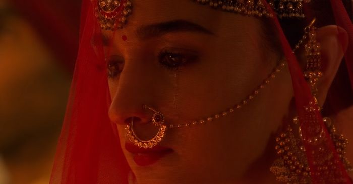 आलिया भट्ट फिल्म में रूप नाम का किरदार कर रही हैं, जिसे प्यार किसी और से है और शादी किसी और से हो रही है.