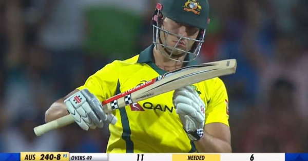 रिव्यु की अपील करते हुए स्टोइनिस (हॉटस्टार स्क्रीनशॉट)