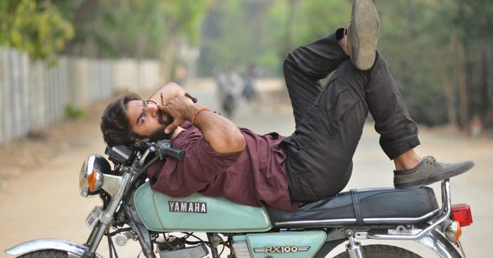 फिल्म का नाम इसी बाइक के ऊपर 'RX 100' रखा गया है. 