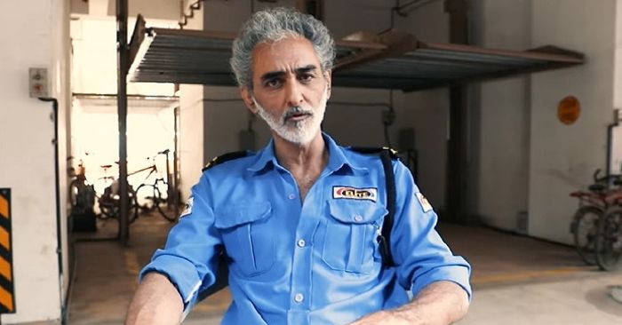 सिक्योरिटी गार्ड की पोशाक में अपनी ड्यूटी करते सवी.