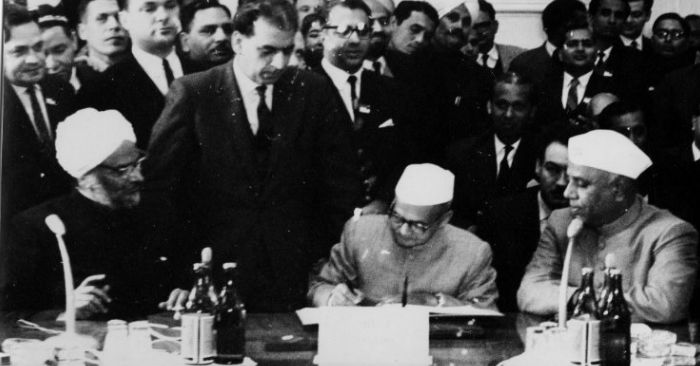 ताशकंद डेक्लेरेशन के दौरान लाल बहादुर शास्त्री और मो. अयूब खान.