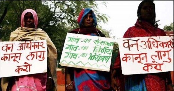 अपने पहले आदेश पर रोक लगाकर सुप्रीम कोर्ट ने फौरी राहत दी है. लेकिन वनवासियों के बीच अब भी छत छिनने का डर है.