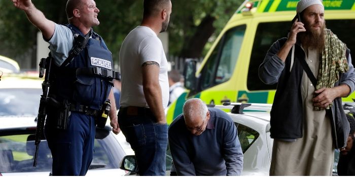 घायलों को अस्पताल पहुंचाते लोग. 