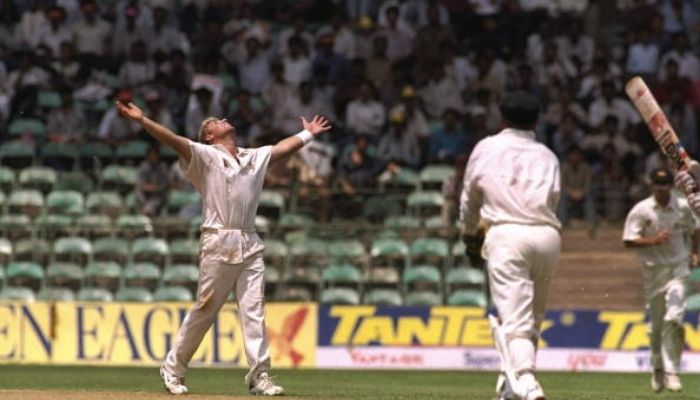 पहली पारी में शेन वॉर्न ने 4 विकेट लिए थे