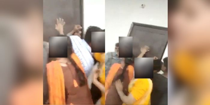 छत के दरवाजे को पकड़े घर के लोग, ताकि गुंडे छत पर ना चढ़ सके. वीडियो में घर के सभी सदस्य चीख पुकार मचा रहे हैं