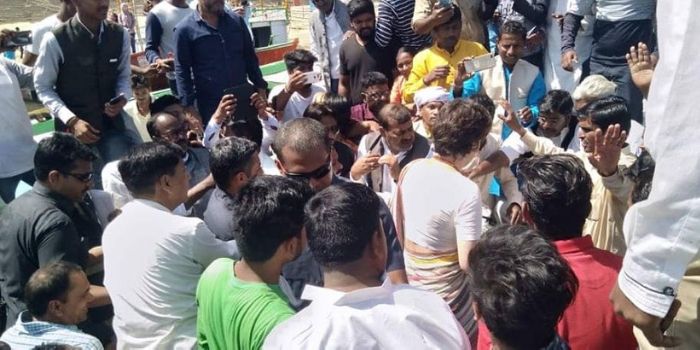 प्रियंका के बनारस दौरे के दौरान की तस्वीर, जब वो मछुआरों के पास पहुंची थीं