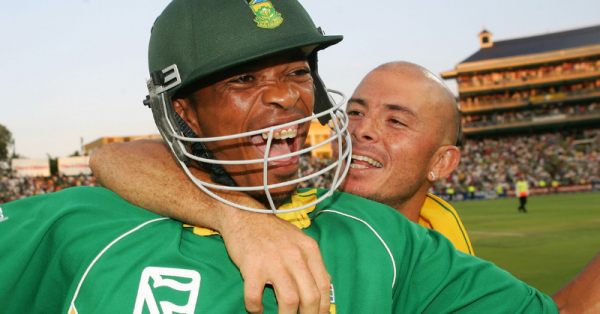 मैच जीतने के बाद मखाया एंटिनी के साथ हर्शेल गिब्स