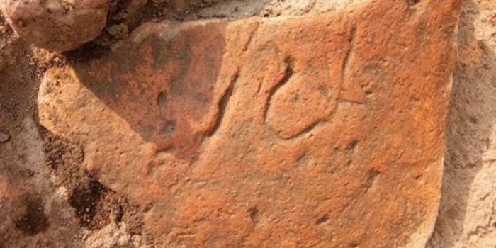 ब्राह्मी लिपि में लिखा हुआ पत्थर.