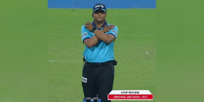 थर्ड अम्पायर ने फैसला बदल कर नॉट आउट दिया.